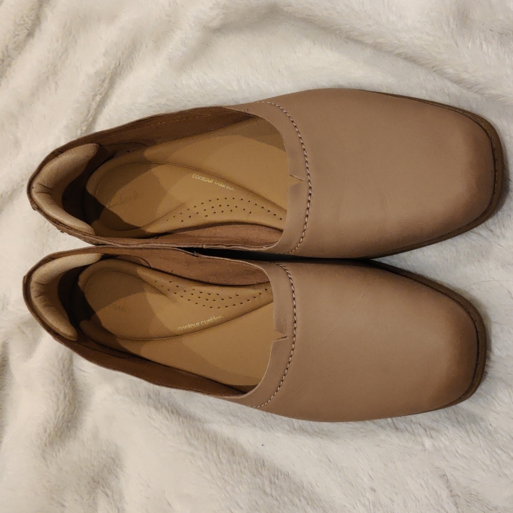 Clarks Contour Cushion beige flats